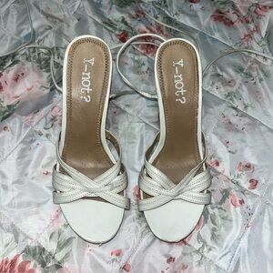 Y-not tie up white wedge heels with flower embroidery